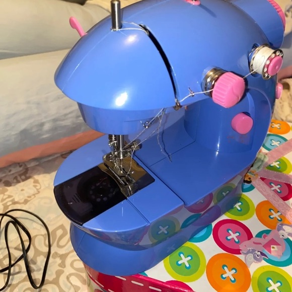 Child Sewing Machine - Picture 2 of 8